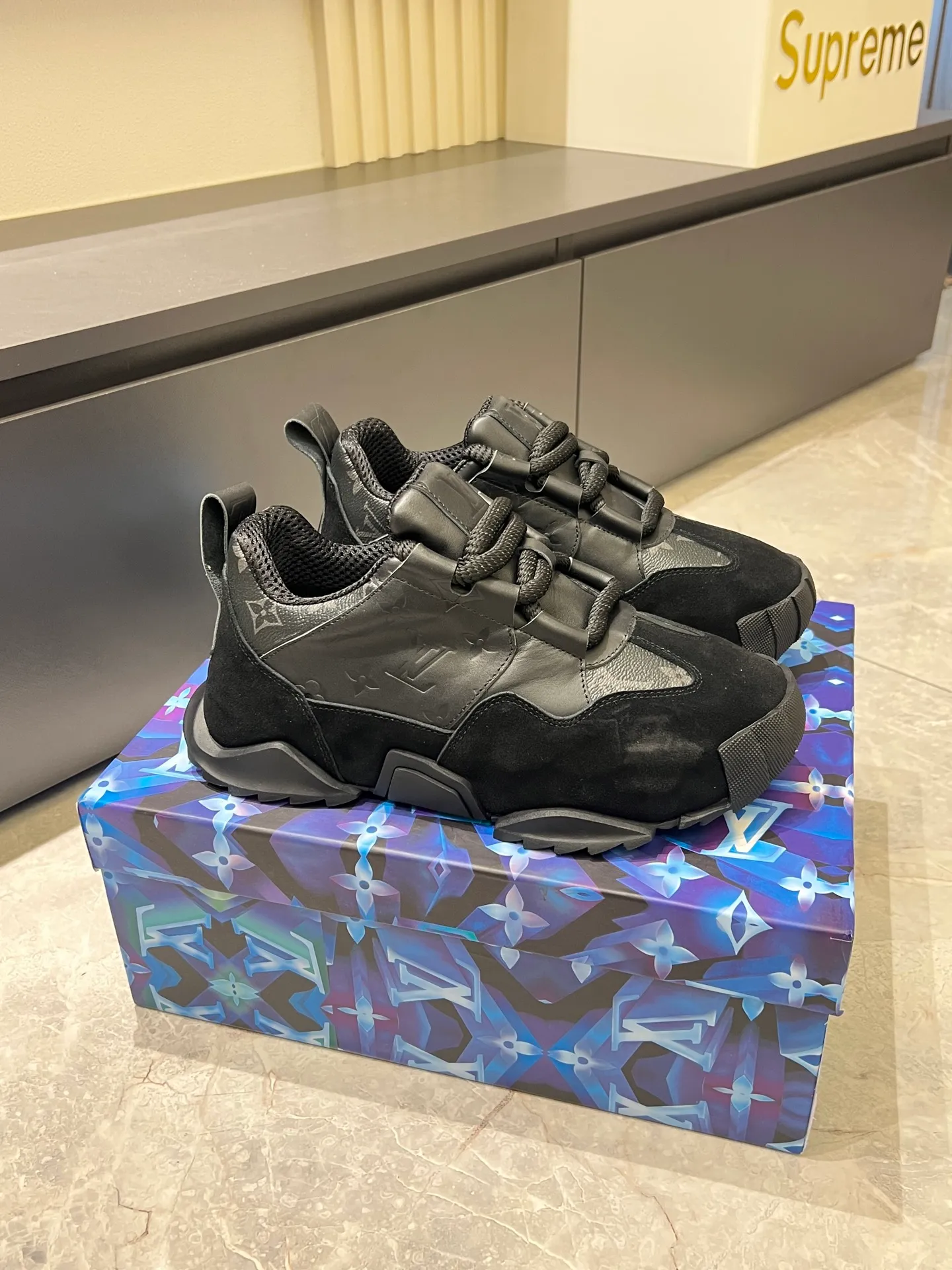 p600 "LOUI* VUITTO*" popular men's casual shoes, genuine development in Italy 💯Purchasing level quality ✔️The upper is made of first-layer cowhide, comfortable and soft sheepskin feet ⚡️ Fashionable and versatile, the toe last shape is firm and full, the soles are made from original LV molds and can be freely entered and exited the counter. Light and comfortable on the feet~Purely handmade, details determine quality! Size:39-44!